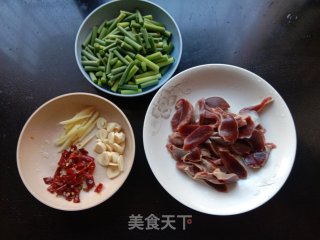 蒜苔炒鸡胗的做法步调：1