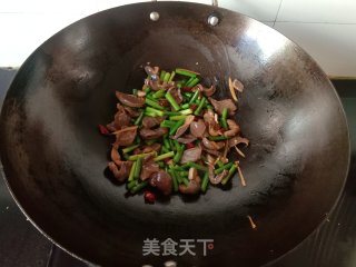 蒜苔炒鸡胗的做法步调：7