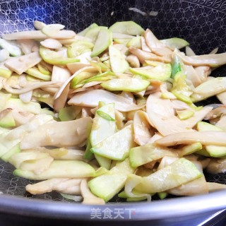 杏鲍菇炒葫芦片的做法步调：7