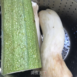 杏鲍菇炒葫芦片的做法步调：1