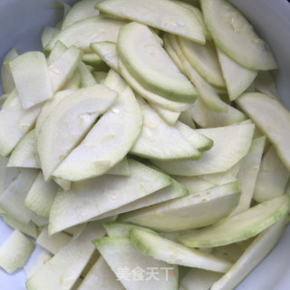 杏鲍菇炒葫芦片的做法步调：2