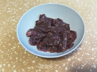 蘑菇青菜猪肝汤的做法步调：1