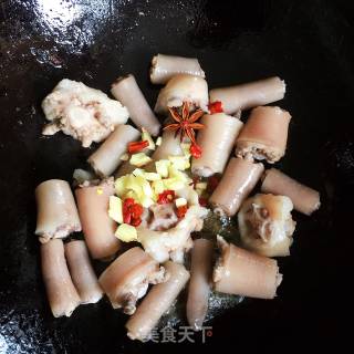喷鼻菇炖猪尾巴的做法步调：4