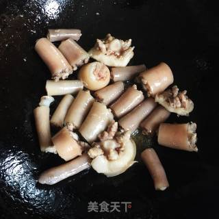 喷鼻菇炖猪尾巴的做法步调：3