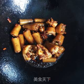 喷鼻菇炖猪尾巴的做法步调：5