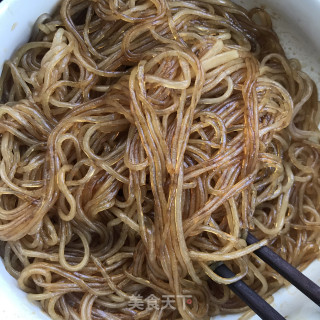 青椒炒白薯粉的做法步调：2