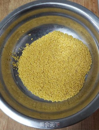 白萝卜蛋花小米粥的做法步调：2