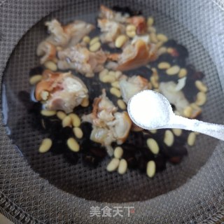 单豆炖猪蹄的做法步调：3