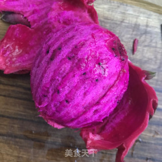 腰果水龙果拌酸奶的做法步调：1