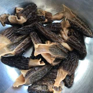 羊肚菌裙带菜汤的做法步调：4