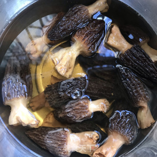羊肚菌裙带菜汤的做法步调：2