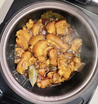 电饭煲焖猪蹄的做法步调：7