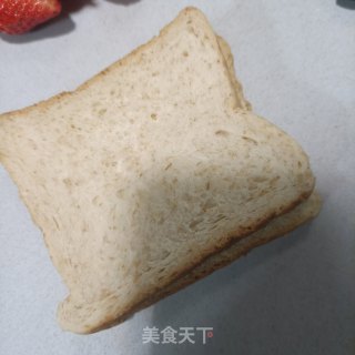 草莓酸奶三明治的做法步调：1