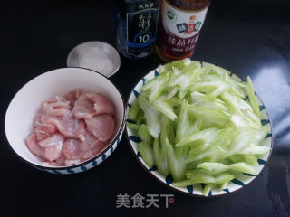 西芹炒肉片的做法步调：1