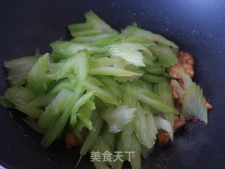 西芹炒肉片的做法步调：10