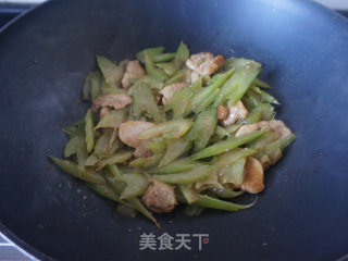 西芹炒肉片的做法步调：11