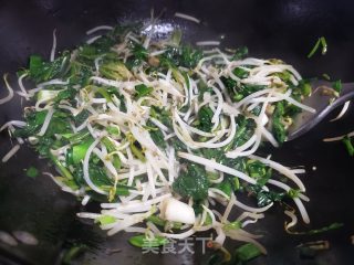 菠菜炒绿芽菜的做法步调：4