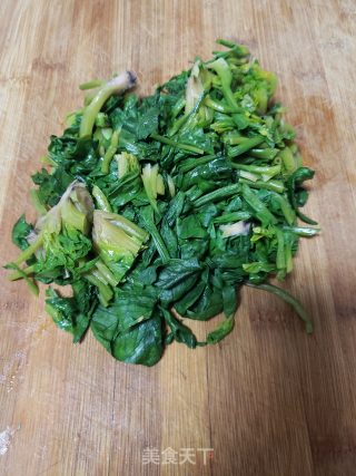 菠菜炒绿芽菜的做法步调：1