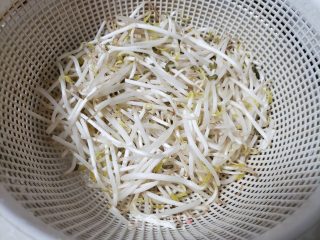 菠菜炒绿芽菜的做法步调：2