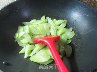 干贝烧虾仁炒莴笋的做法步调：10