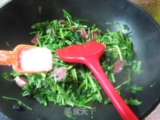 喷鼻卤鸭肫炒茼蒿的做法步调：4