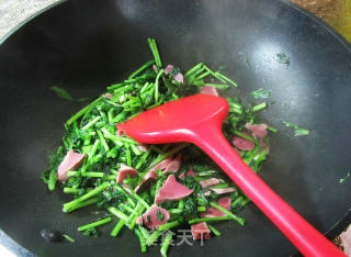 喷鼻卤鸭肫炒茼蒿的做法步调：6