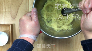 土豆泥薯条，浅易整失利，进口喷鼻酥坚，沾一心番茄酱超等过瘾。的做法步调：3