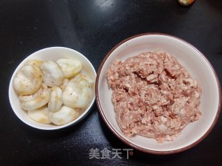 白烧狮子头的做法步调：1
