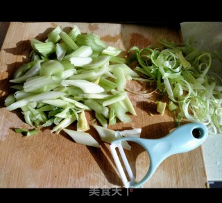 西芹虾仁的做法步调：1