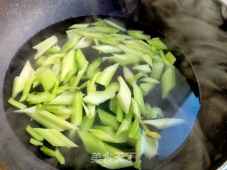 西芹虾仁的做法步调：3