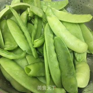 五花肉炒荷兰豆虾仁的做法步调：2