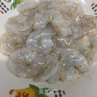 五花肉炒荷兰豆虾仁的做法步调：1