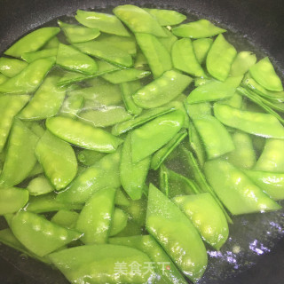 五花肉炒荷兰豆虾仁的做法步调：5