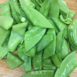 五花肉炒荷兰豆虾仁的做法步调：4