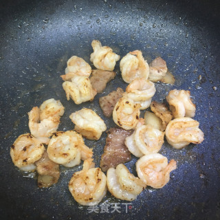 五花肉炒荷兰豆虾仁的做法步调：7