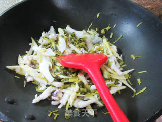咸菜笋尖炒黑贼的做法步调：6