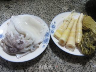 咸菜笋尖炒黑贼的做法步调：1