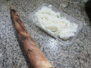 雷笋炒牛百叶的做法步调：1