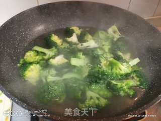 肉终烧西蓝花的做法步调：1