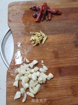 包菜炒卤肉的做法步调：4