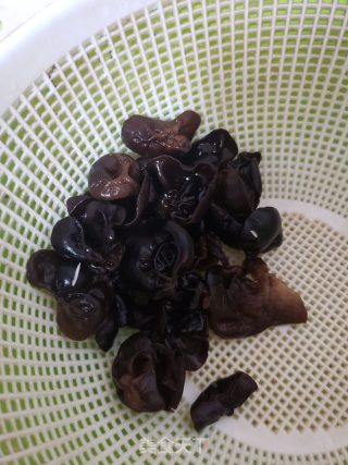 蒜泥洋葱黄瓜木耳的做法步调：4