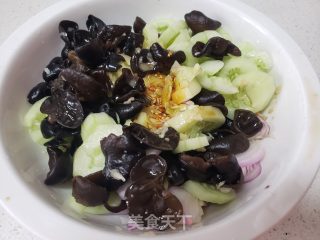 蒜泥洋葱黄瓜木耳的做法步调：6