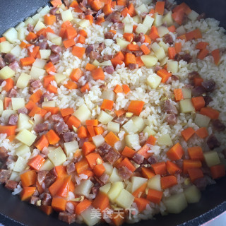 香肠胡萝卜土豆焖饭的做法步调：9