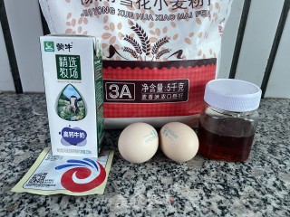 简朴蜂蜜年夜麻花的做法步调：1