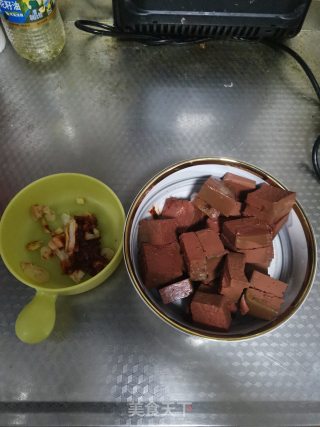 鸭血粉丝汤的做法步调：3
