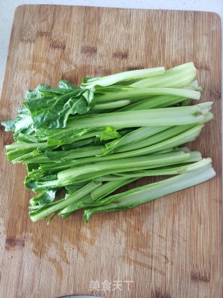 莙荙菜杆炒肉丝的做法步调：1