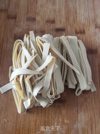 油麦菜炒豆腐皮的做法步调：1