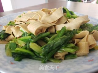 油麦菜炒豆腐皮的做法步调：6