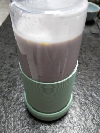 喷鼻蕉蓝莓奶昔的做法步调：5