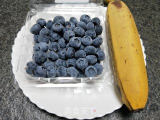 喷鼻蕉蓝莓奶昔的做法步调：1